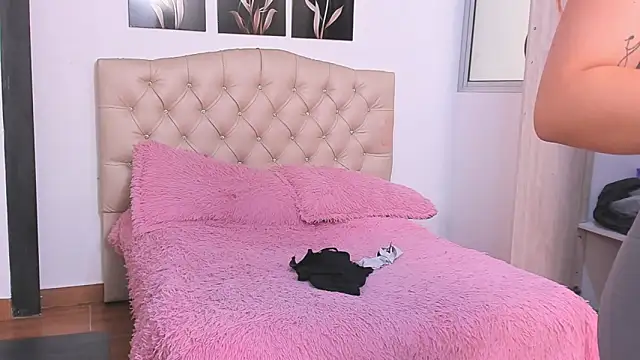 Snapshot of Kitty_f00x chatting on June 15, 7:24 pm Kitty f00x online show from June 15, 7:24 pm