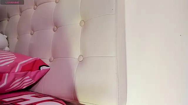 MiaEvans0 online show from April 14, 3:00 am