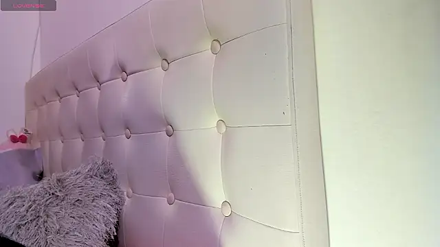 MiaEvans0 online show from March 27, 3:04 am