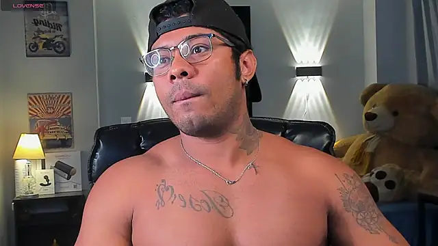 Snapshot of LEOHRDZ chatting on February 25, 4:56 am LEOHRDZ online show from February 25, 4:56 am