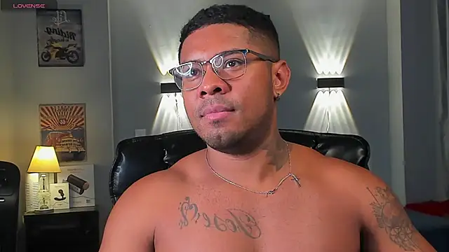 Snapshot of LEOHRDZ chatting on March 1, 9:42 am LEOHRDZ online show from March 1, 9:42 am