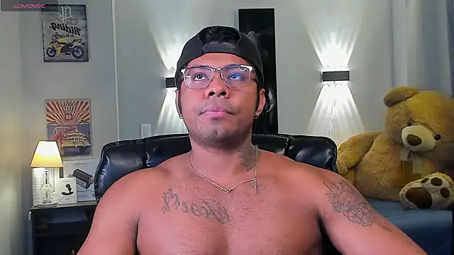 Snapshot of LEOHRDZ chatting on February 23, 10:43 pm LEOHRDZ online show from February 23, 10:43 pm