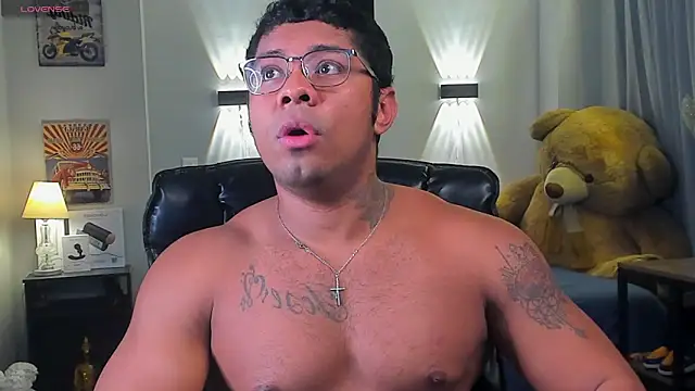 Snapshot of LEOHRDZ chatting on February 15, 11:25 pm LEOHRDZ online show from February 15, 11:25 pm