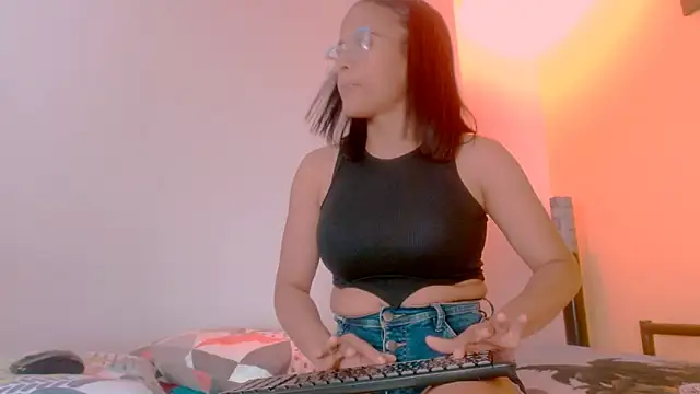 Snapshot of sexiempoderada18 chatting on February 11, 1:33 pm sexiempoderada18 online show from February 11, 1:33 pm