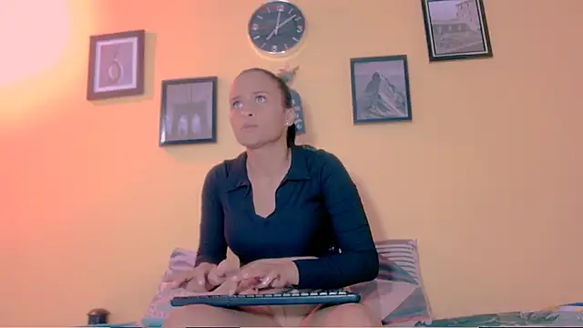 sexiempoderada18 online show from April 6, 1:45 pm