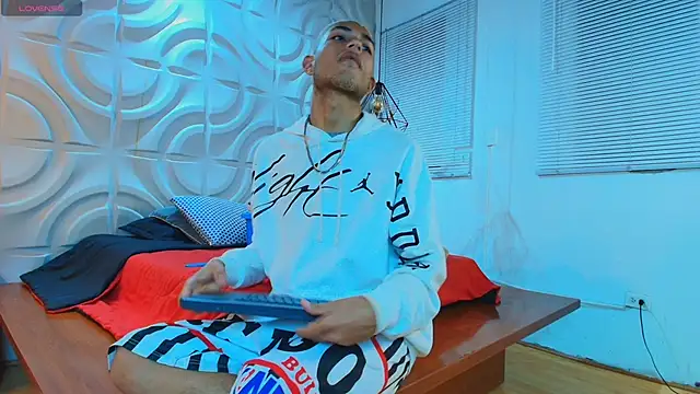 ItsZairen online show from March 26, 3:16 am