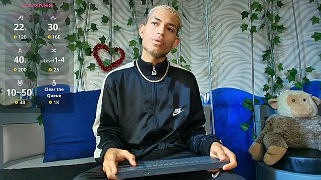 Snapshot of ItsZairen chatting on February 26, 4:23 am ItsZairen online show from February 26, 4:23 am