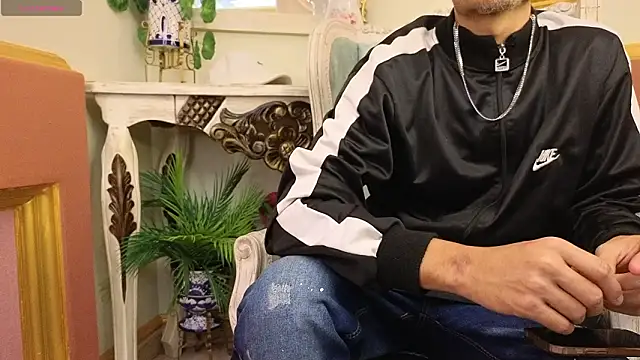 Snapshot of ItsZairen chatting on February 28, 4:12 am ItsZairen online show from February 28, 4:12 am