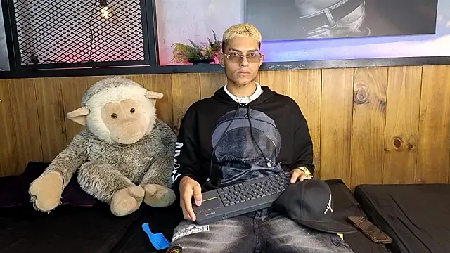 ItsZairen online show from March 6, 3:34 am