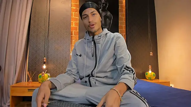 Snapshot of ItsZairen chatting on February 9, 3:48 am ItsZairen online show from February 9, 3:48 am