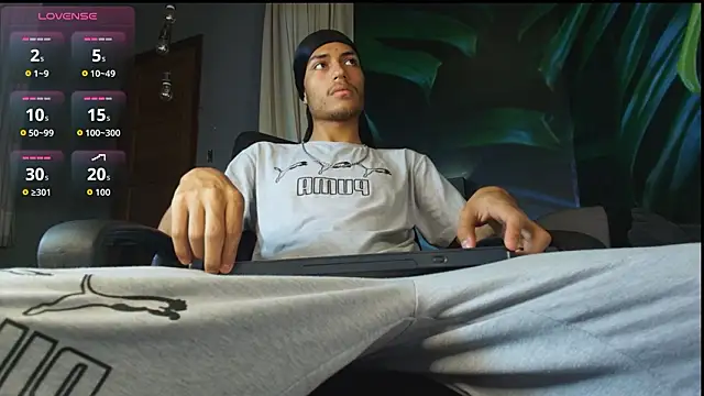 Snapshot of ItsZairen chatting on February 10, 3:49 am ItsZairen online show from February 10, 3:49 am