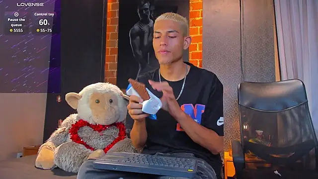 Snapshot of ItsZairen chatting on February 19, 5:59 am ItsZairen online show from February 19, 5:59 am