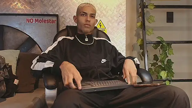 Snapshot of ItsZairen chatting on February 17, 4:21 am ItsZairen online show from February 17, 4:21 am