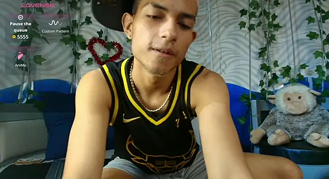 Snapshot of ItsZairen chatting on February 25, 3:18 am ItsZairen online show from February 25, 3:18 am