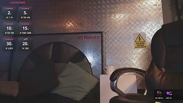 Snapshot of ItsZairen chatting on February 11, 4:12 am ItsZairen online show from February 11, 4:12 am