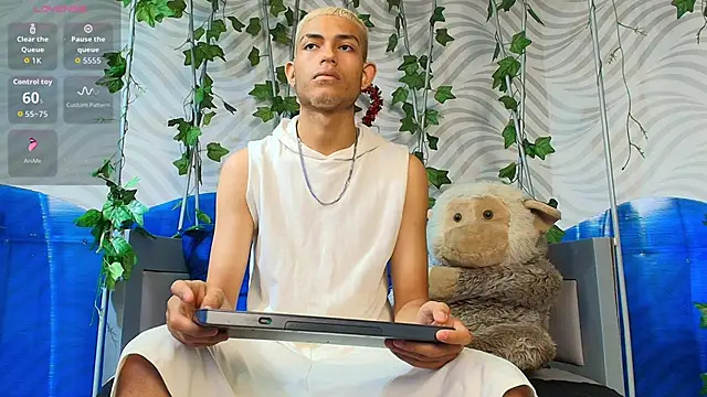 Snapshot of ItsZairen chatting on February 20, 4:09 am ItsZairen online show from February 20, 4:09 am