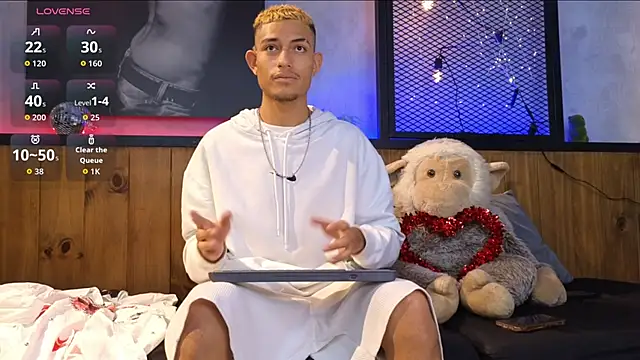 Snapshot of ItsZairen chatting on February 15, 4:46 am ItsZairen online show from February 15, 4:46 am