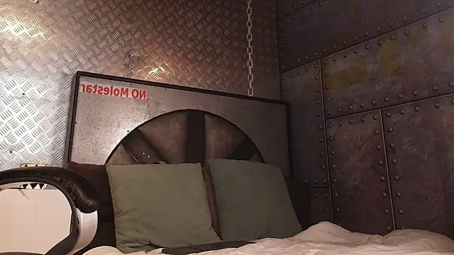 Snapshot of ItsZairen chatting on February 12, 3:50 am ItsZairen online show from February 12, 3:50 am