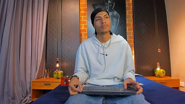 Snapshot of ItsZairen chatting on February 8, 3:48 am ItsZairen online show from February 8, 3:48 am