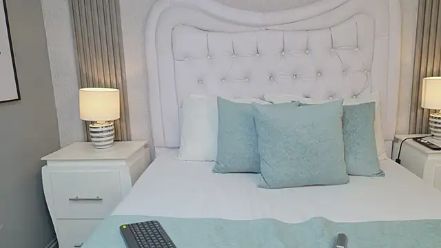 LaurenHazell online show from February 14, 3:40 am