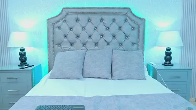 LaurenHazell online show from February 26, 4:12 am