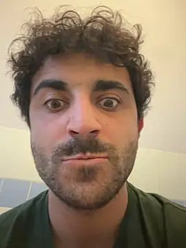 Snapshot of elia2711 chatting on February 17, 4:48 pm elia2711 online show from February 17, 4:48 pm