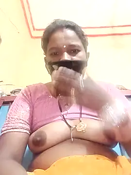 Snapshot of Kirti_sacsena chatting on March 22, 12:03 am Kirti sacsena online show from March 22, 12:03 am