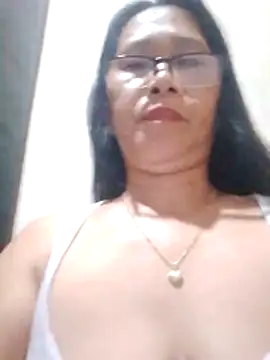 Snapshot of suzzie_hot chatting on February 7, 10:34 am suzzie hot online show from February 7, 10:34 am