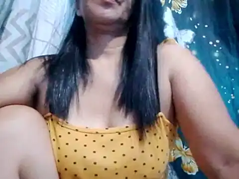 Snapshot of suzzie_hot chatting on February 23, 12:06 pm suzzie hot online show from February 23, 12:06 pm