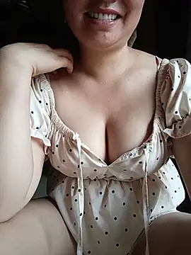 Snapshot of lisn-cute chatting on June 19, 3:23 am lisn-cute online show from June 19, 3:23 am