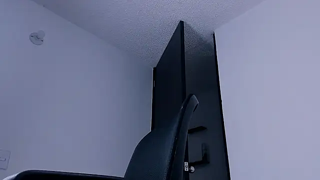 Snapshot of Thommas8a chatting on February 10, 2:43 am Thommas8a online show from February 10, 2:43 am