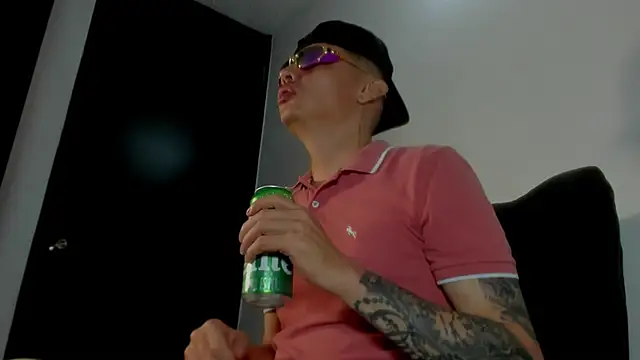 Snapshot of Thommas8a chatting on February 26, 11:16 pm Thommas8a online show from February 26, 11:16 pm