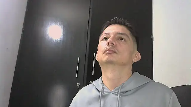 Snapshot of Thommas8a chatting on February 13, 5:18 am Thommas8a online show from February 13, 5:18 am