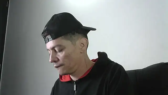 Snapshot of Thommas8a chatting on February 21, 12:34 am Thommas8a online show from February 21, 12:34 am