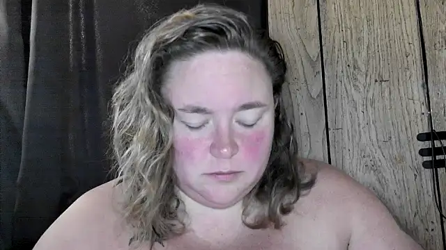 Snapshot of ladylynn13 chatting on May 24, 3:34 pm ladylynn13 online show from May 24, 3:34 pm