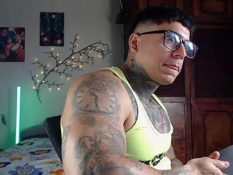 maxstrom111 online show from April 30, 1:07 pm