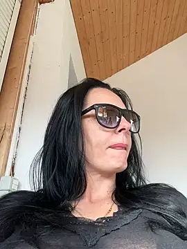 MiriamDelyn online show from April 19, 2:40 pm