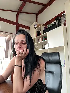 Snapshot of MiriamDelyn chatting on June 7, 11:59 am MiriamDelyn online show from June 7, 11:59 am