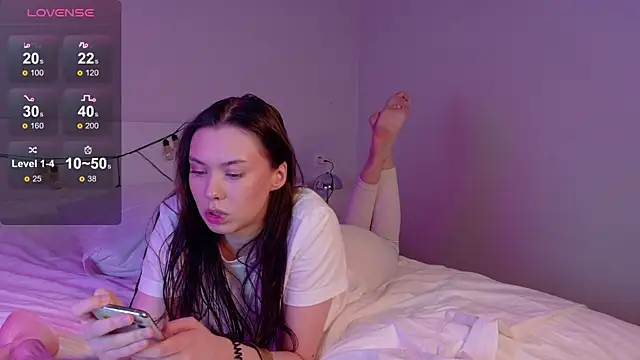 gwenonl1ne online show from April 8, 2:07 pm