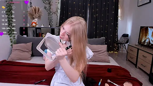 AmyLouWood online show from May 13, 9:27 am