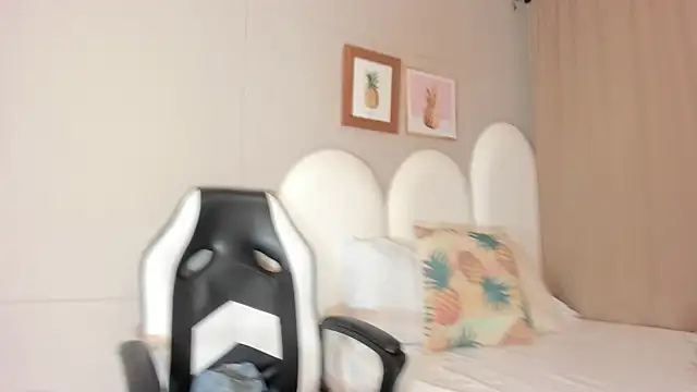 luna bradley  online show from March 31, 12:18 pm