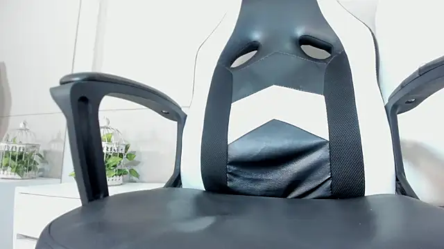 luna bradley  online show from March 24, 12:27 pm