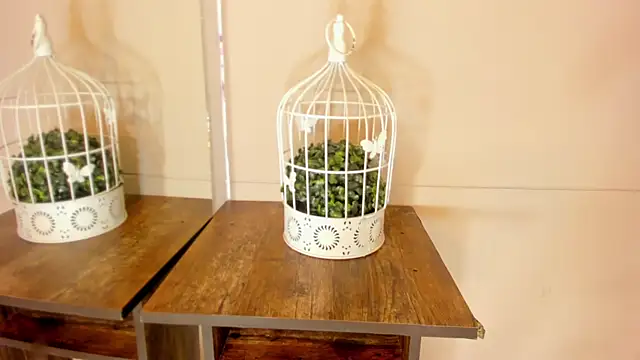 luna bradley  online show from April 13, 12:20 pm