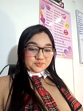 luna bradley  online show from April 10, 1:07 pm
