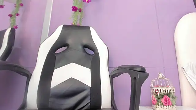 Snapshot of luna_bradley_ chatting on February 24, 12:28 pm luna bradley online show from February 24, 12:28 pm