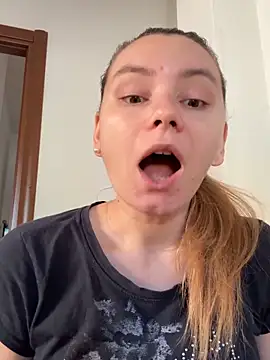 AlessiaandJay online show from April 18, 8:27 am