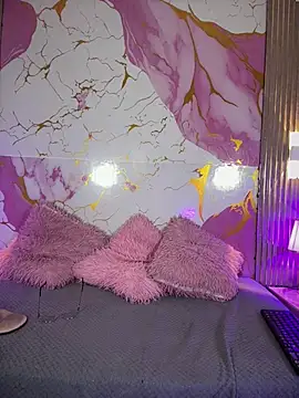 Woo isDaphne online show from April 9, 11:00 pm