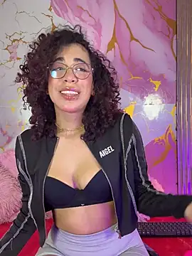 Woo isDaphne online show from April 18, 11:05 pm