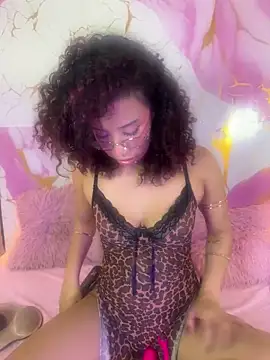 Woo isDaphne online show from April 22, 11:00 pm