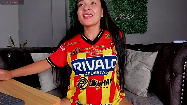 Snapshot of danielebeck chatting on February 19, 7:11 pm danielebeck online show from February 19, 7:11 pm